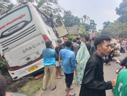 Rem Blong, Bus Muat Pelajar Tabrak 5 Kendaraan